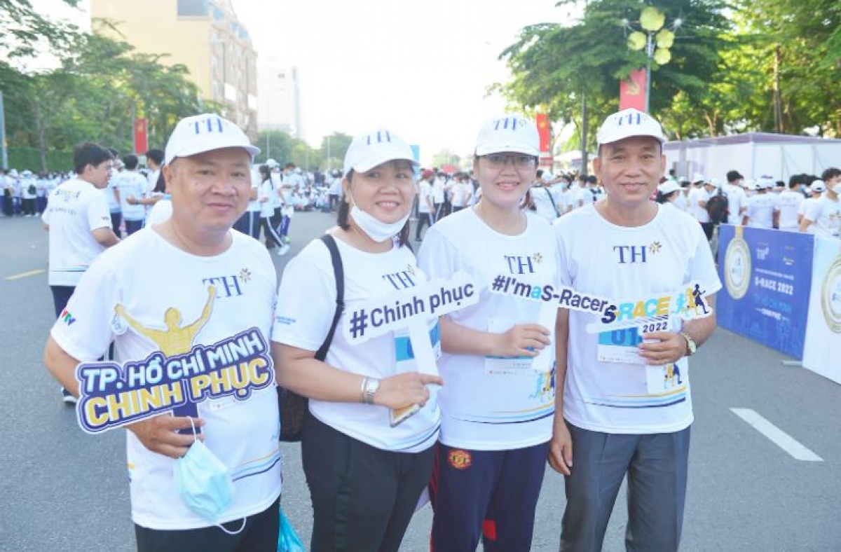 Thầy Cao Thế Phương (ngoài cùng bên phải) cùng các thầy cô giáo THCS Xuân Trường đến cổ vũ các em học sinh tham gia giải chạy