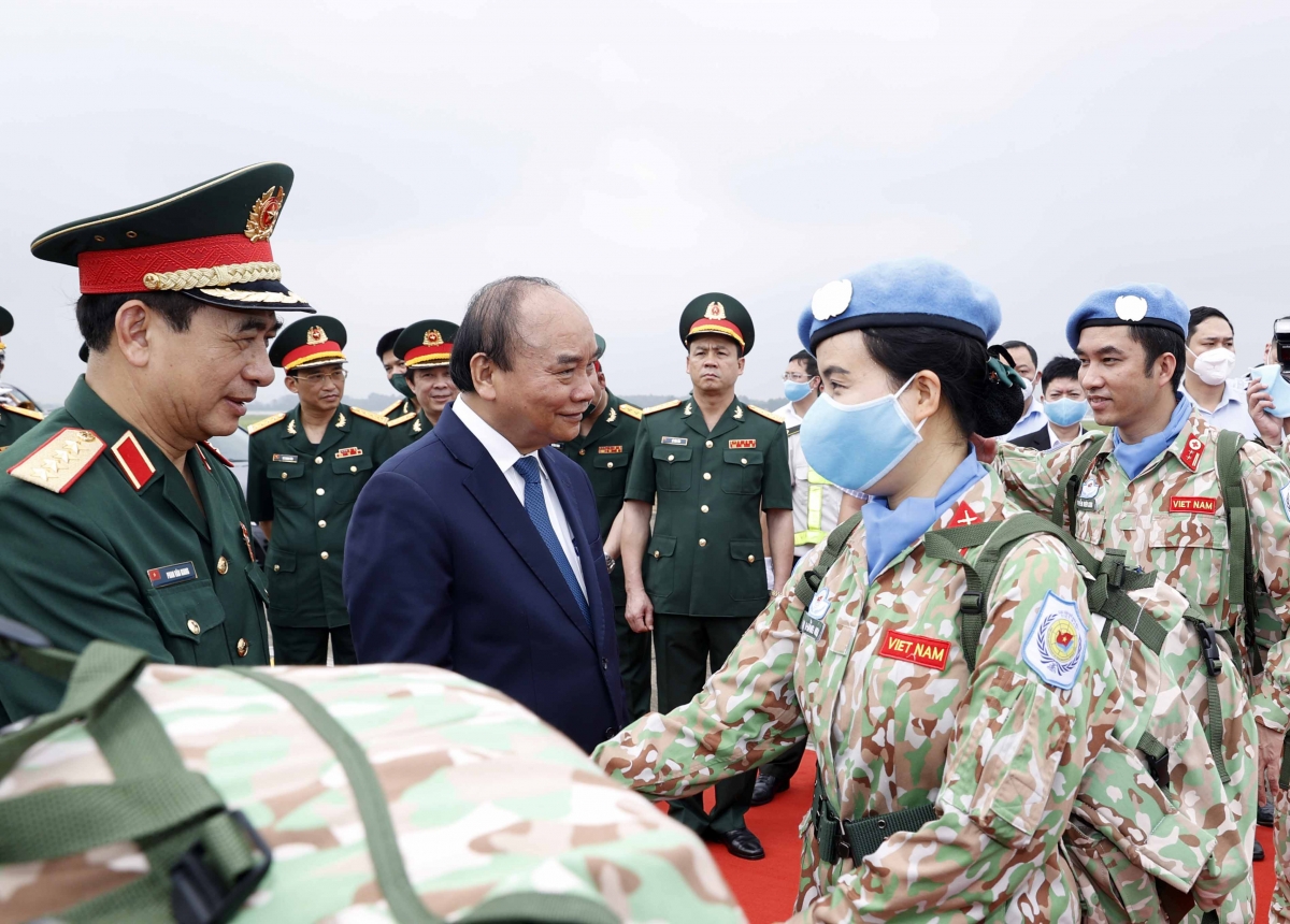 Chủ tịch nước động viên cán bộ, chiến sĩ trước khi lên đường làm nhiệm vụ quốc tế. 