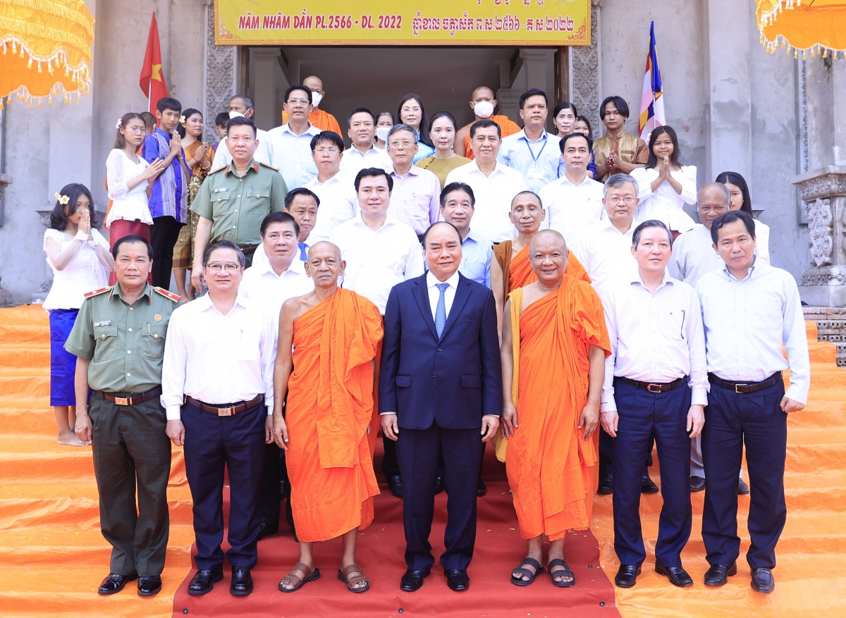 Chủ tịch nước và đoàn công tác chụp ảnh lưu niệm với tăng, Phật tử tại Học viện