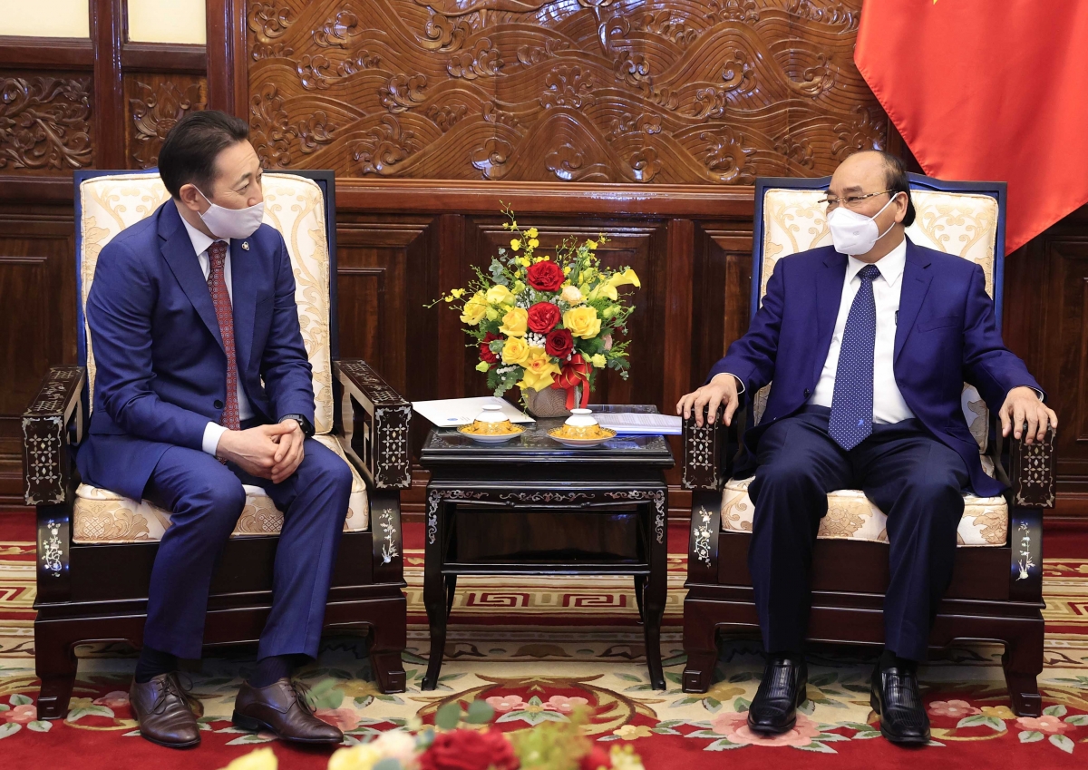 Chủ tịch nước Nguyễn Xuân Phúc chụp ảnh lưu niệm với Đại sứ Kairat Sarybay, Giám đốc điều hành Ban thư ký CICA. 