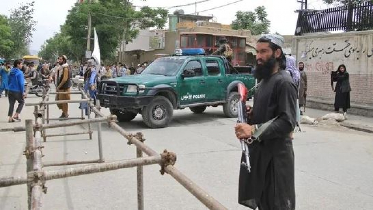 Lực lượng Taliban đứng canh gác tại hiện trường một vụ nổ ở Kabul, Afghanistan ngày 19/4. Ảnh: Reuters