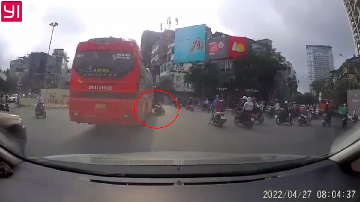Thời điểm xảy ra tai nạn. (Ảnh cắt từ clip)