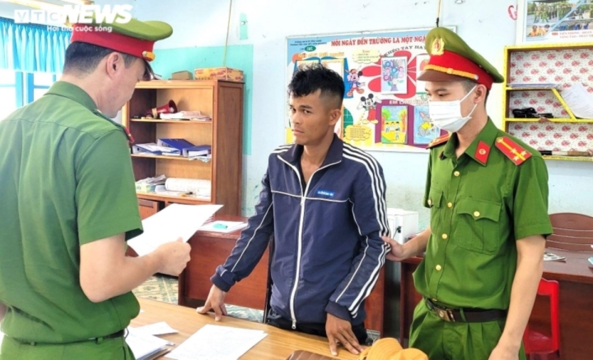 Cơ quan công an tống đạt quyết định khởi tố, bắt tạm giam Mai Thành.