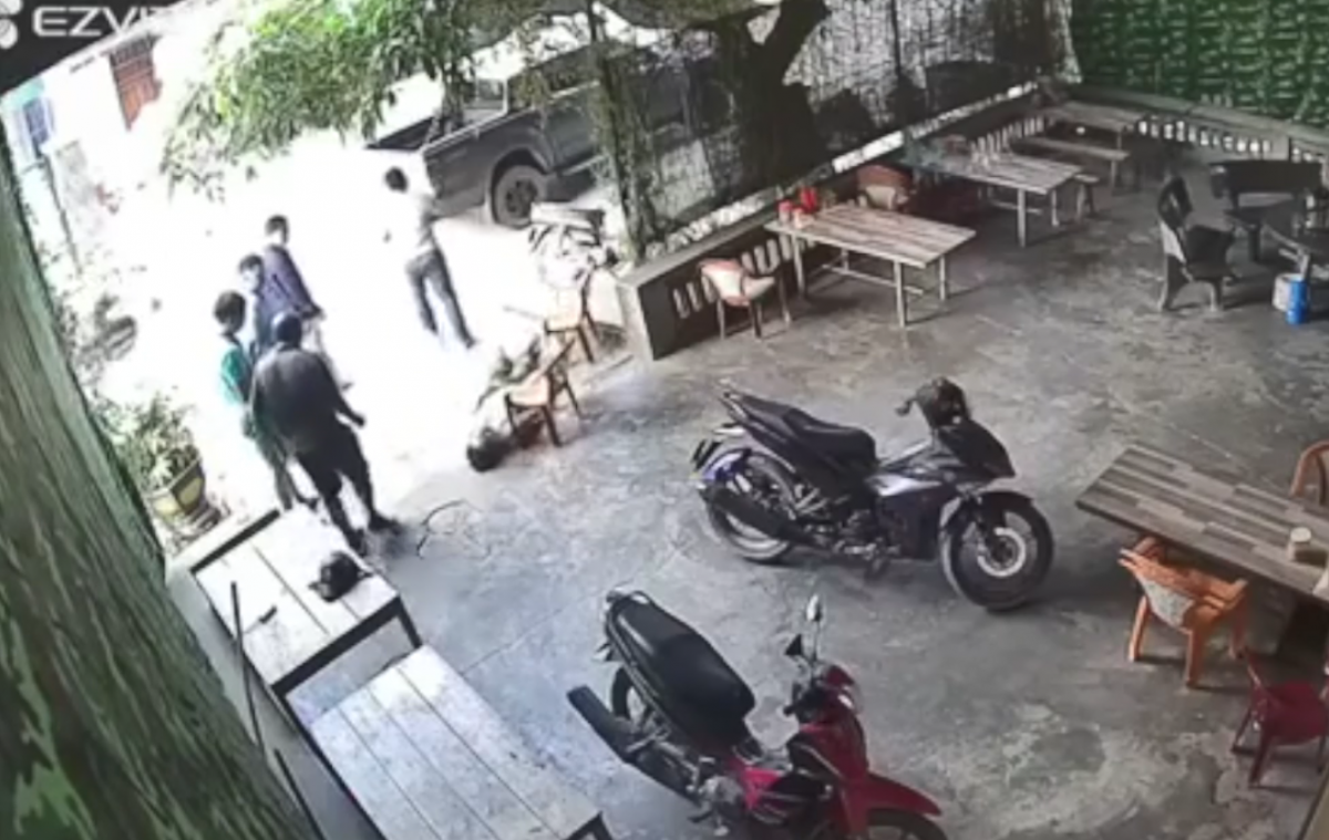 Hình ảnh ông N. bị đánh gục ngay trước cửa nhà mình (ảnh cắt từ Clip).