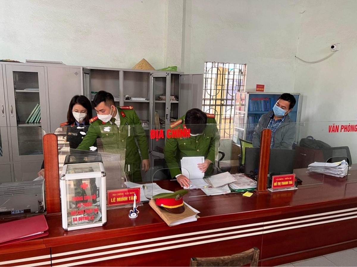 Cơ quan điều tra khám xét nơi làm việc của Lê Minh Tâm - công chức địa chính xã Quỳnh Lâm.