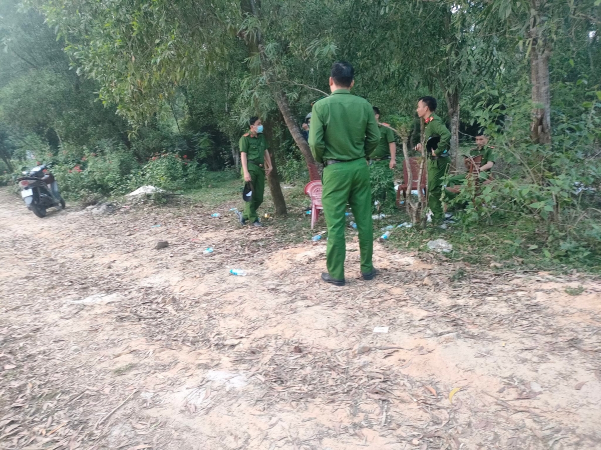 Lực lượng công an tổ chức vây bắt nghi phạm (ảnh V.Đ.A).