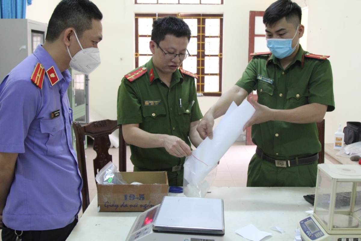 Lực lượng chức năng kiểm tra tang vật của vụ án.
