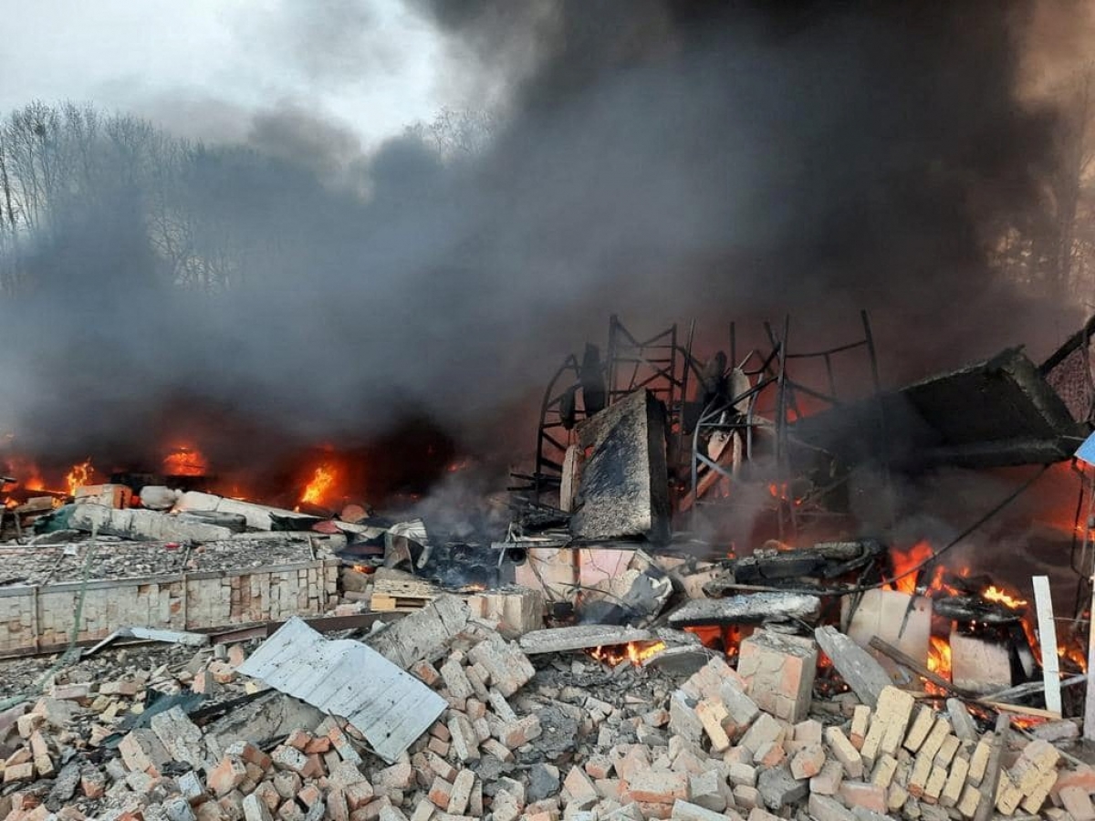 Văn phòng của lực lượng bảo vệ biên giới Ukraine tại Kiev bị pháo kích. Ảnh: Reuters