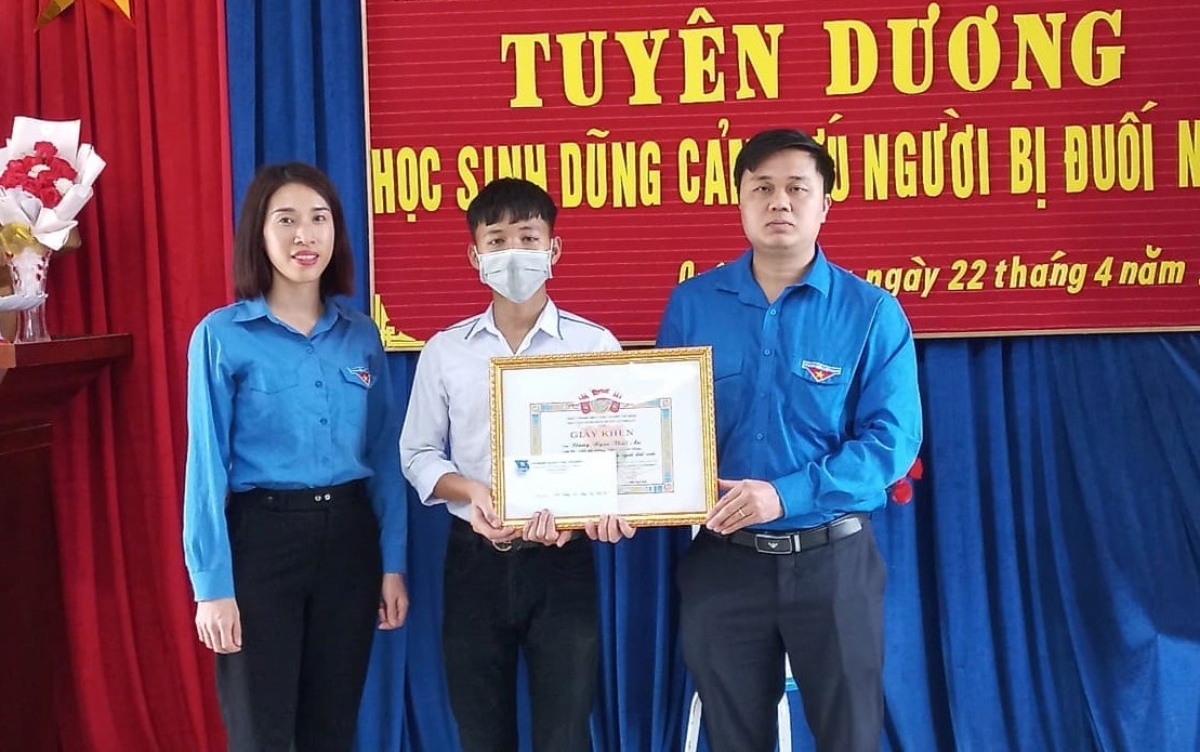 Huyện đoàn Quỳnh Lưu tặng giấy khen cho nam sinh đã cứu sống em nhỏ bị đuối nước.