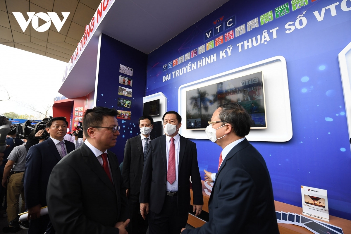 Các đại biểu tham quan gian trưng bày của Đài Tiếng nói Việt Nam.