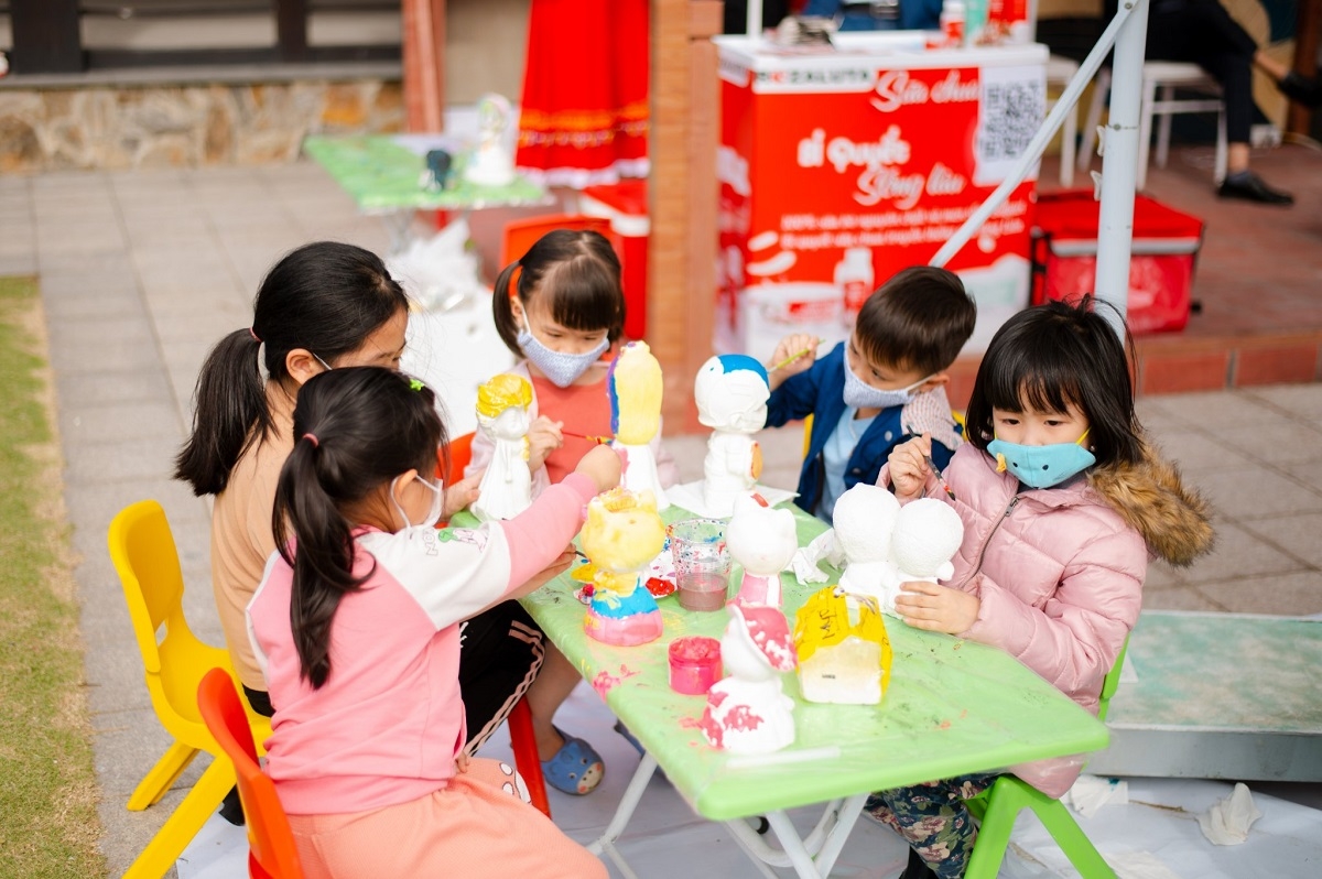 Do quá trình đô thị hóa nhanh chóng, trẻ em Hà Nội ngày càng thiếu vắng chỗ vui chơi, chạy nhảy. Nhiều bậc cha mẹ “đau đầu” với câu hỏi nghỉ lễ, cuối tuần sẽ cho con chơi ở đâu vì luôn lo lắng những “thiên thần” sẽ không có một tuổi thơ được phát triển toàn diện.