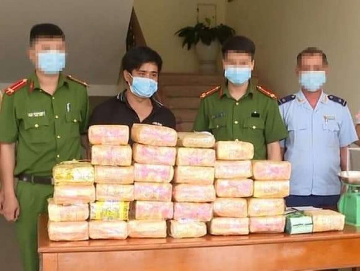Phạm Minh Đức cùng tang vật là lô ma túy cực khủng.