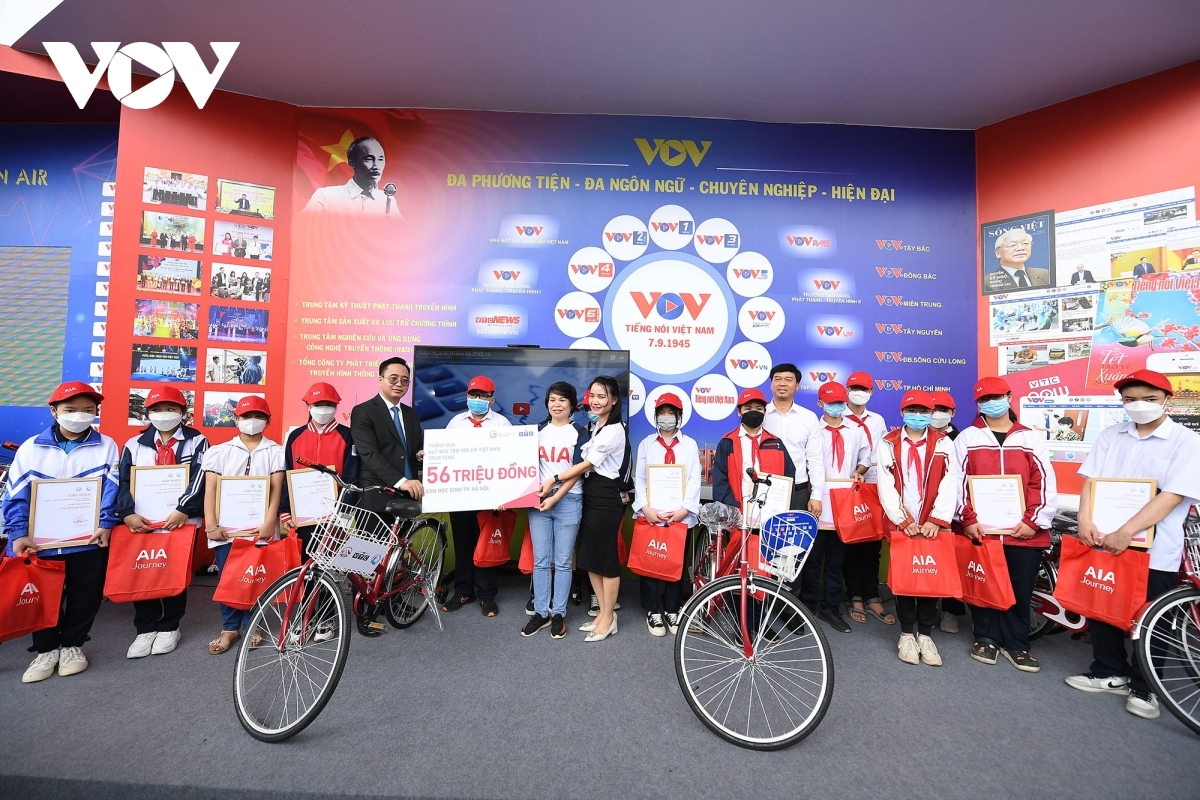 Liên chi hội Nhà báo Đài TNVN còn tổ chức trao tặng 30 chiếc xe đạp trị giá 56 triệu đồng cho các em học sinh tại Hà Nội.