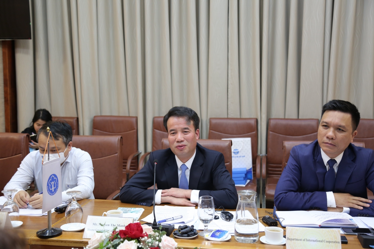 Tổng Giám đốc BHXH Việt Nam Nguyễn Thế Mạnh (giữa) tại buổi làm việc với đoàn cán bộ cấp cao của WB. 