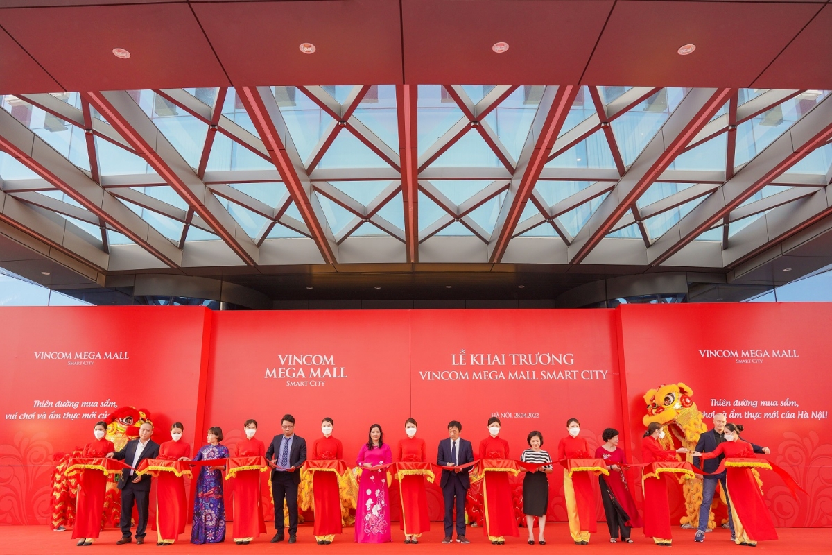 Vincom Mega Mall Smart City - TTTM “Life-Design Mall” đầu tiên tại Việt Nam đã chính thức khai trương, mở cửa đón khách từ sáng 28/4.