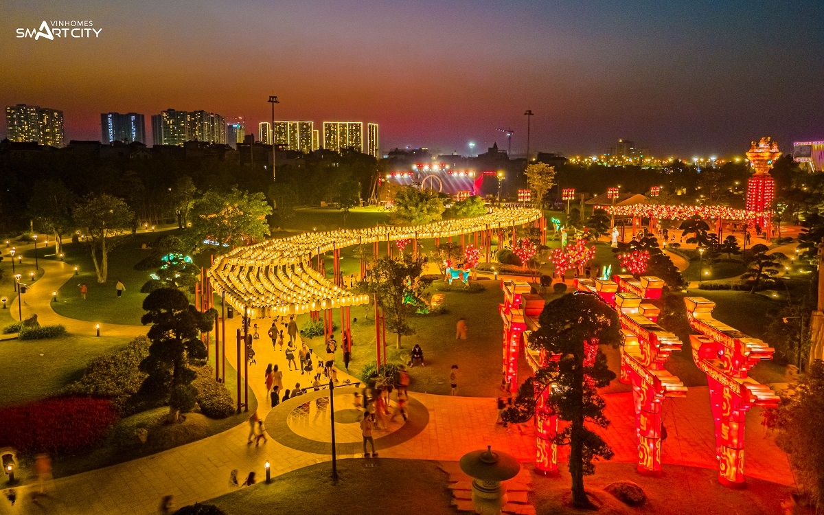 Sống giữa “quần thể” hàng trăm sân thể thao, những chủ nhân tương lai của đại đô thị Vinhomes Smart City có cơ hội thử sức mình ở nhiều môn khác nhau. Nhờ đó, năng khiếu sớm được phát hiện để “ươm mầm”. Quan trọng hơn, các em có động lực vận động 24/7 để có nguồn năng lượng tích cực mỗi ngày.