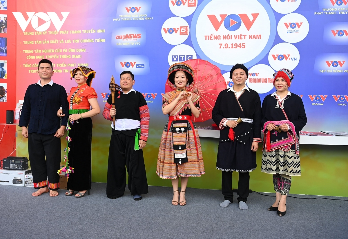 Trình diễn trang phục 13 dân tộc của các biên tập viên, phát thanh viên đến từ 6 cơ quan thường trú VOV.