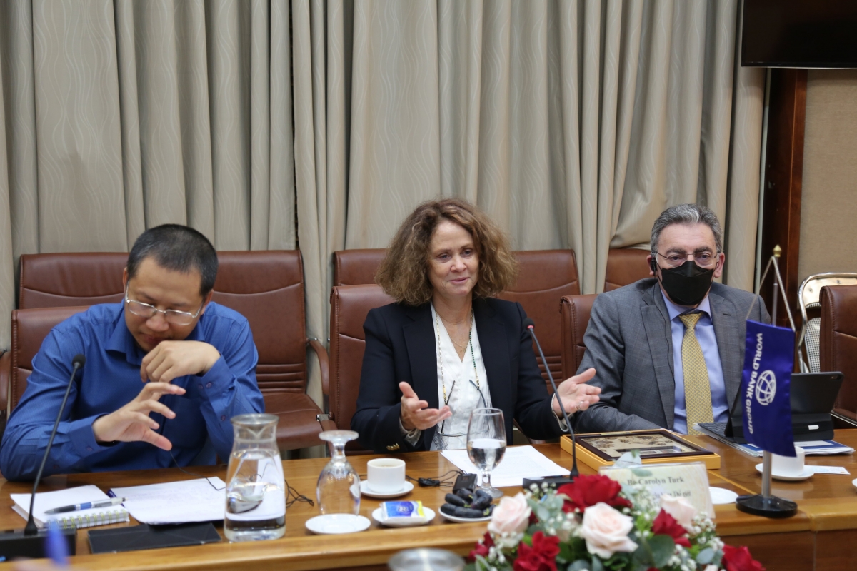 Bà Carolyn Turk- Giám đốc Ngân hàng Thế giới (WB) tại Việt Nam cùng đoàn cán bộ cấp cao của WB. 