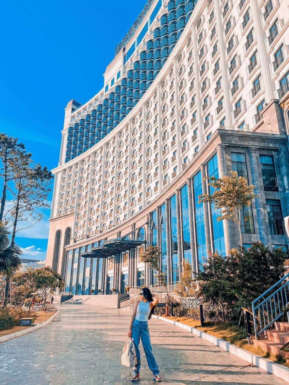 Du khách check in tại FLC Hạ Long.