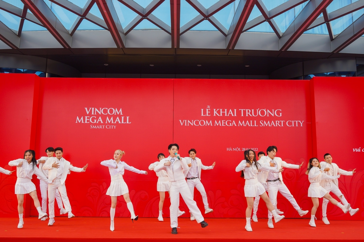 Ca sĩ Đức Phúc trình diễn tại lễ khai trương Vincom Mega Mall Smart City.