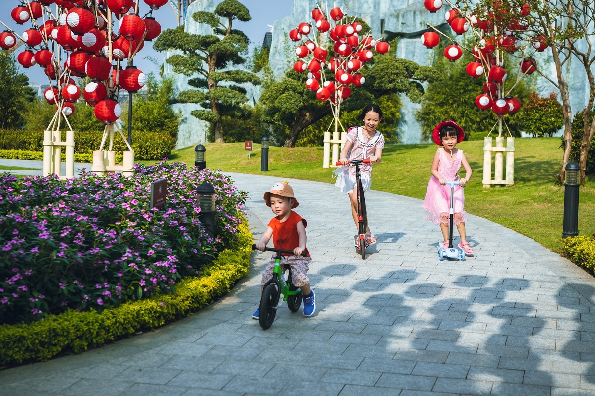 Được mệnh danh là “thành phố Tây ở phía Tây thành phố”, Vinhomes Smart City cũng mở ra cơ hội hiếm có để cư dân nhí khám phá những sắc màu văn hóa hội nhập. Ví như trong công viên Zen Park, tháp đèn lồng nổi tiếng Noshiro Fuyajo hay rừng tùng la hán xanh mướt soi mình vào hồ cá chép đỏ… sẽ mang tới những hình dung đầu tiên về đất nước mặt trời mọc.