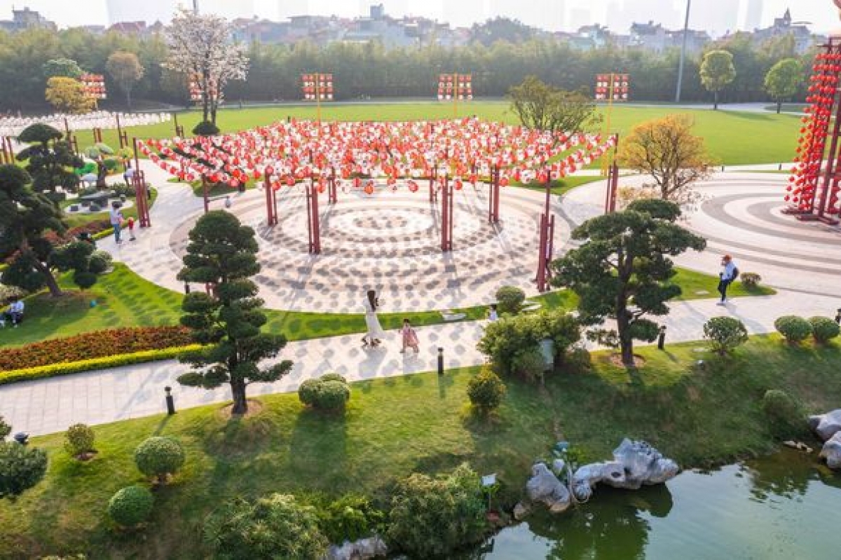 Trải nghiệm văn hóa cũng được tạo ra từ các sự kiện cộng đồng thường xuyên được tổ chức. Đơn cử như Ngày hội đọc sách vừa diễn ra trong 2 ngày cuối tuần vừa rồi tại phân khu Sapphire Parkville. Việc các phụ huynh cùng con đoán tên sách để rèn trí nhớ, thi đọc sách diễn cảm hay làm rối tay ngộ nghĩnh... giúp con trẻ được vun đắp thêm tình yêu với sách và tri thức.