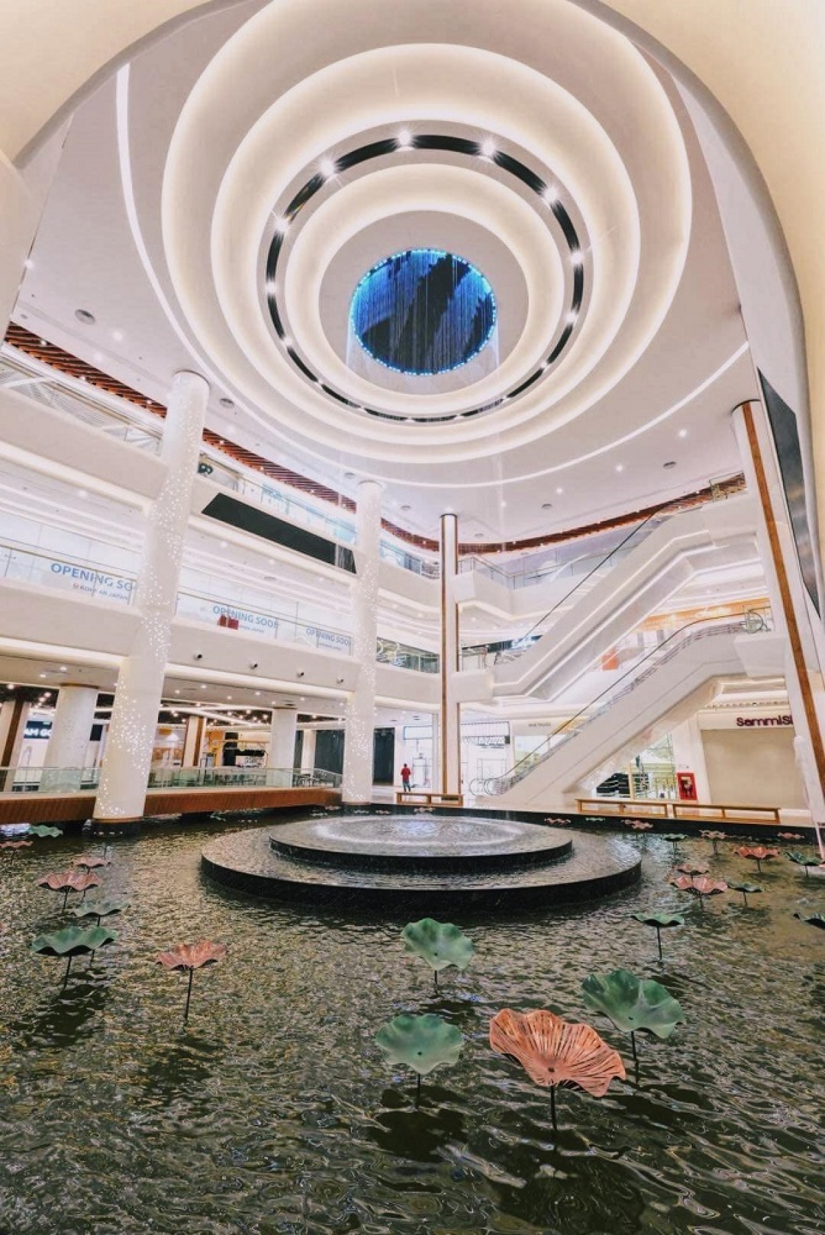 Tiên phong xây dựng mô hình “Life-Design Mall”, VMM Smart City khác biệt không chỉ từ thiết kế mang đậm hơi thở cuộc sống mà còn trong hàng loạt dịch vụ - giải trí đẳng cấp lần đầu tiên xuất hiện trong TTTM. Đó là Trường đua F1 mini trong nhà - VS Racing - với loạt “xe đua” mini hiện đại nhất dành cho fan của tốc độ và các không gian check-in “ngầu” với mô hình xe đua kích thước thật duy nhất tại Việt Nam. Dành cho các tín đồ âm nhạc sẽ là Karaoke Studio Okara phiên bản 4.0, nơi giải tỏa căng thẳng hiệu quả với phòng hát trang trí hiệu ứng công nghệ Panorama, cùng danh sách những bài hit mới nhất được cập nhật trực tuyến từ đa nền tảng như Youtube, SoundCloud.