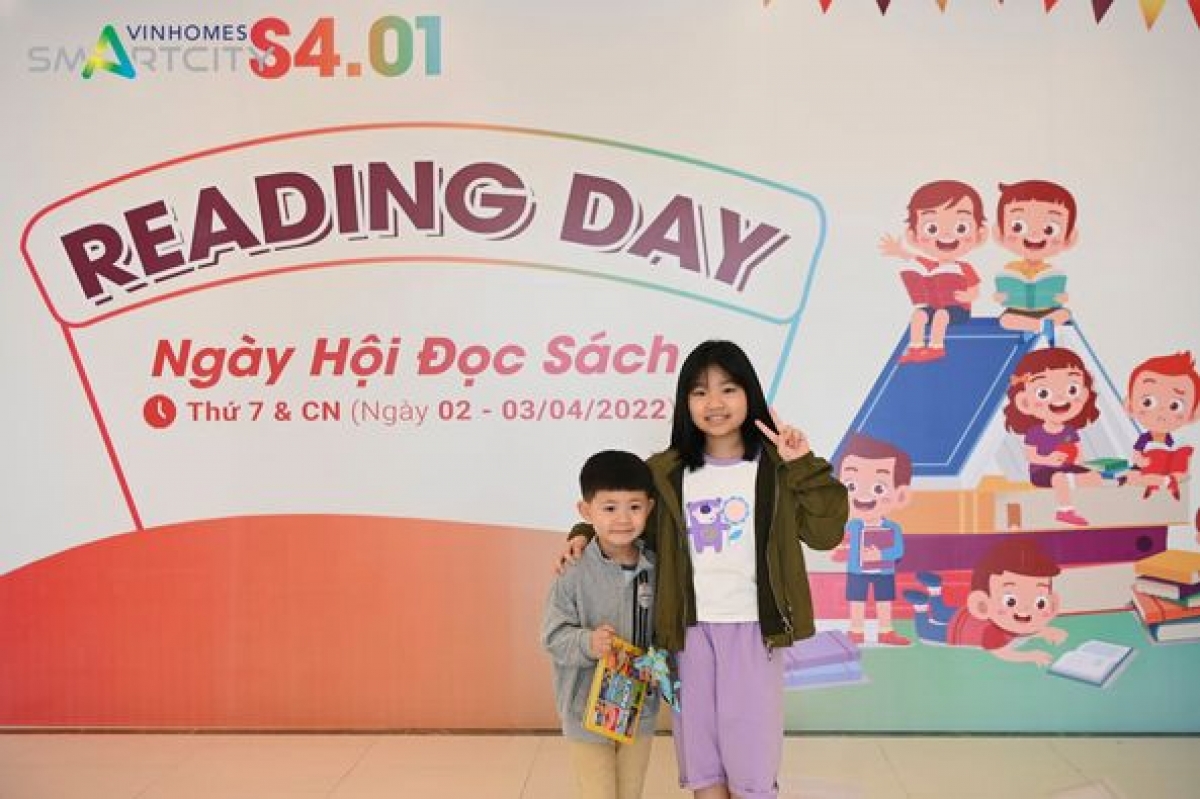 Đặc biệt, trong 2 ngày 2-3/4, sự kiện Phong vị tuổi thơ cũng được hàng nghìn lượt cư dân đón nhận. Đây là sân chơi thú vị gồm nhiều hoạt động đa dạng, như: tô tượng theo chủ đề văn hoá các nước; trò chơi câu cá, xúc cát dạng hạt gỗ... để trẻ nhỏ thỏa sức vui chơi, sáng tạo.