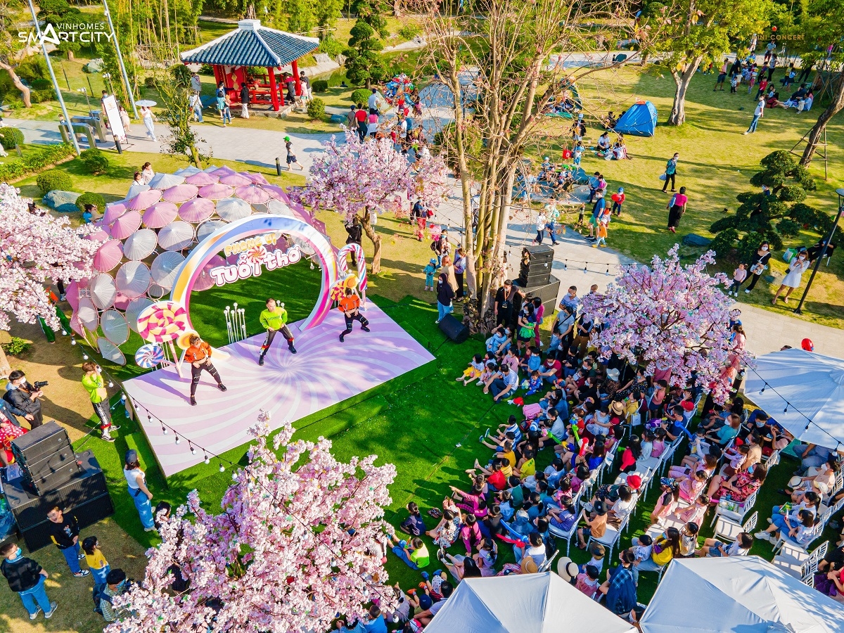 Hấp dẫn hơn cả là concert ngoài trời với sự xuất hiện của ca sĩ nhí từng tỏa sáng tài năng trên sân khấu Vietnam Idol Kid 2017 Nguyễn Quốc Đạt, cùng các tiết mục nghệ thuật do Nhà thiếu nhi quận Ba Đình dàn dựng, biểu diễn. Trong chương trình, ca sỹ cũng tổ chức mini game để tất cả các bé cùng tham gia và ai cũng đều nhận được quà.