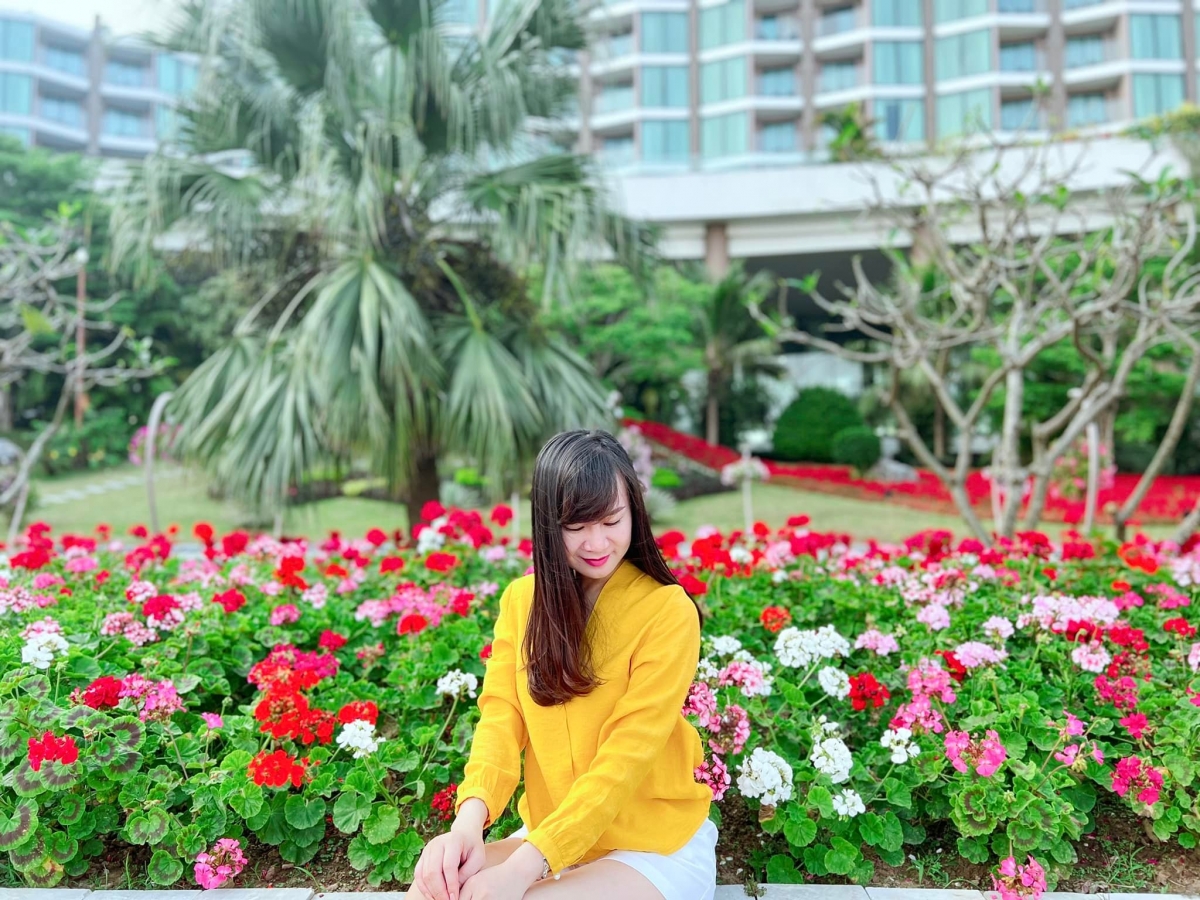 Khuôn viên rực rỡ sắc hoa đã trở thành thương hiệu của FLC Sầm Sơn mỗi độ hè về (Ảnh: Thương Nguyễn)