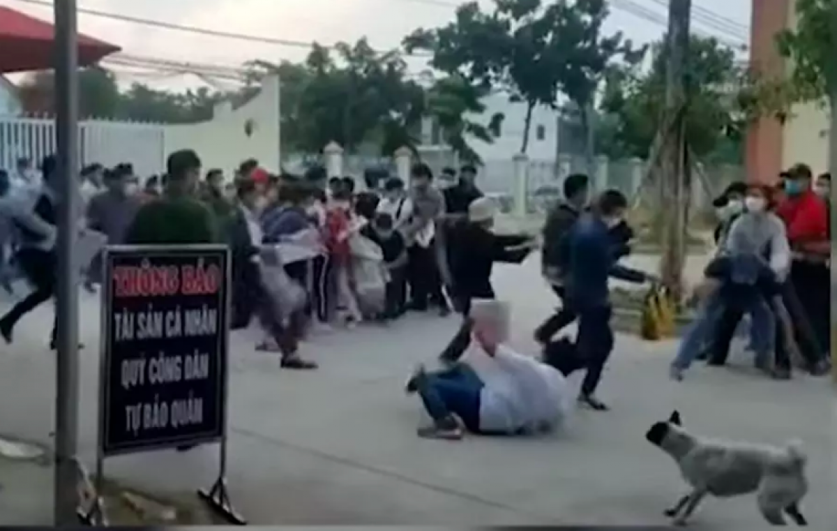 Cảnh tranh giành, xô đẩy làm thủ tục đất tại Văn phòng đăng ký đất đai huyện Chơn Thành. (Ảnh cắt từ clip)