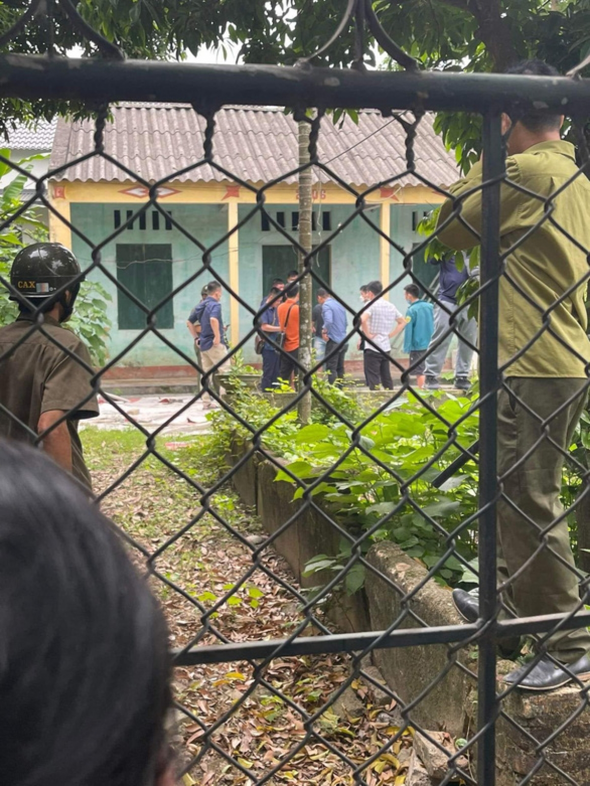 Nghi phạm Phạm Thị H. bị phát hiện tại một nhà kho bỏ hoang.