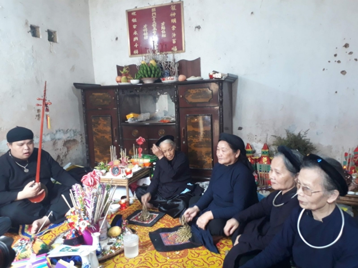 Thầy then làm lễ cúng mẹ Hoa (bà Mụ) trong lễ đầy tháng của trẻ em.