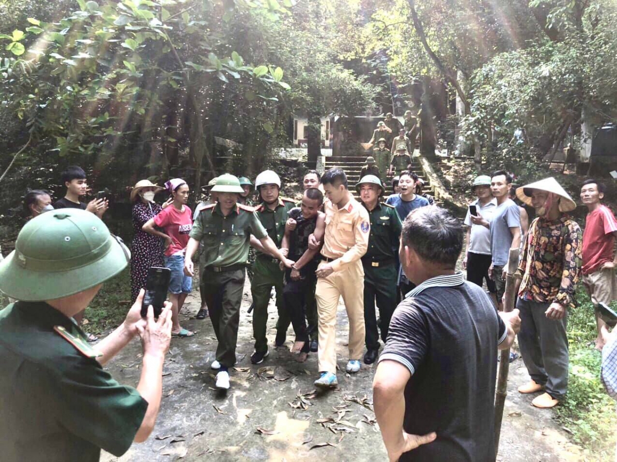 Sau 1 ngày đêm lẩn trốn, Quang đã bị cơ quan điều tra bắt giữ.
