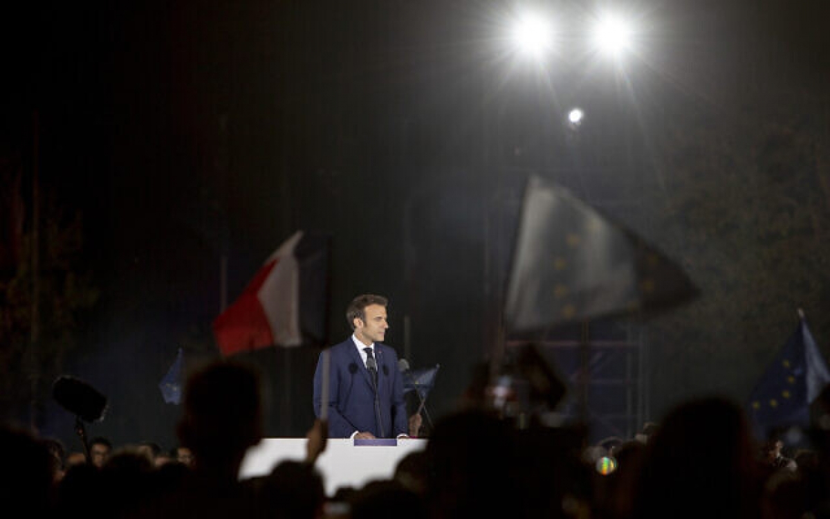 Tổng thống Emmanuel Macron phát biểu trước những người ủng hộ tại Paris. Ảnh: AP