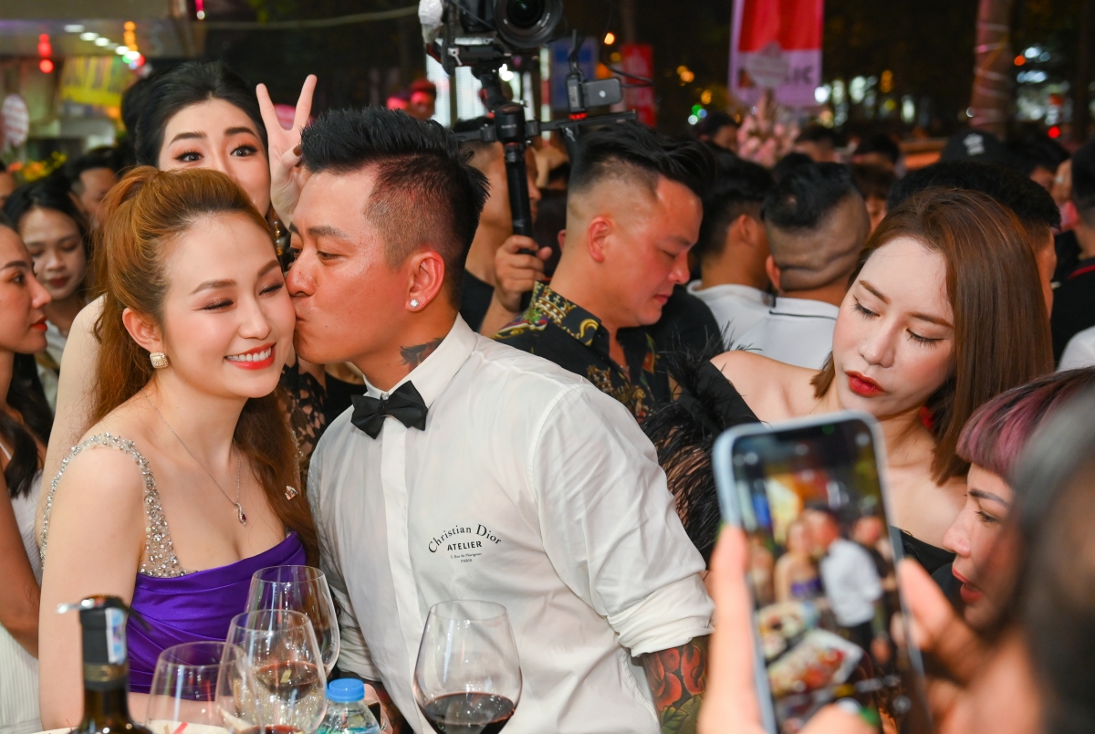 Tuấn Hưng không ngại thể hiện tình cảm với vợ giữa đám đông