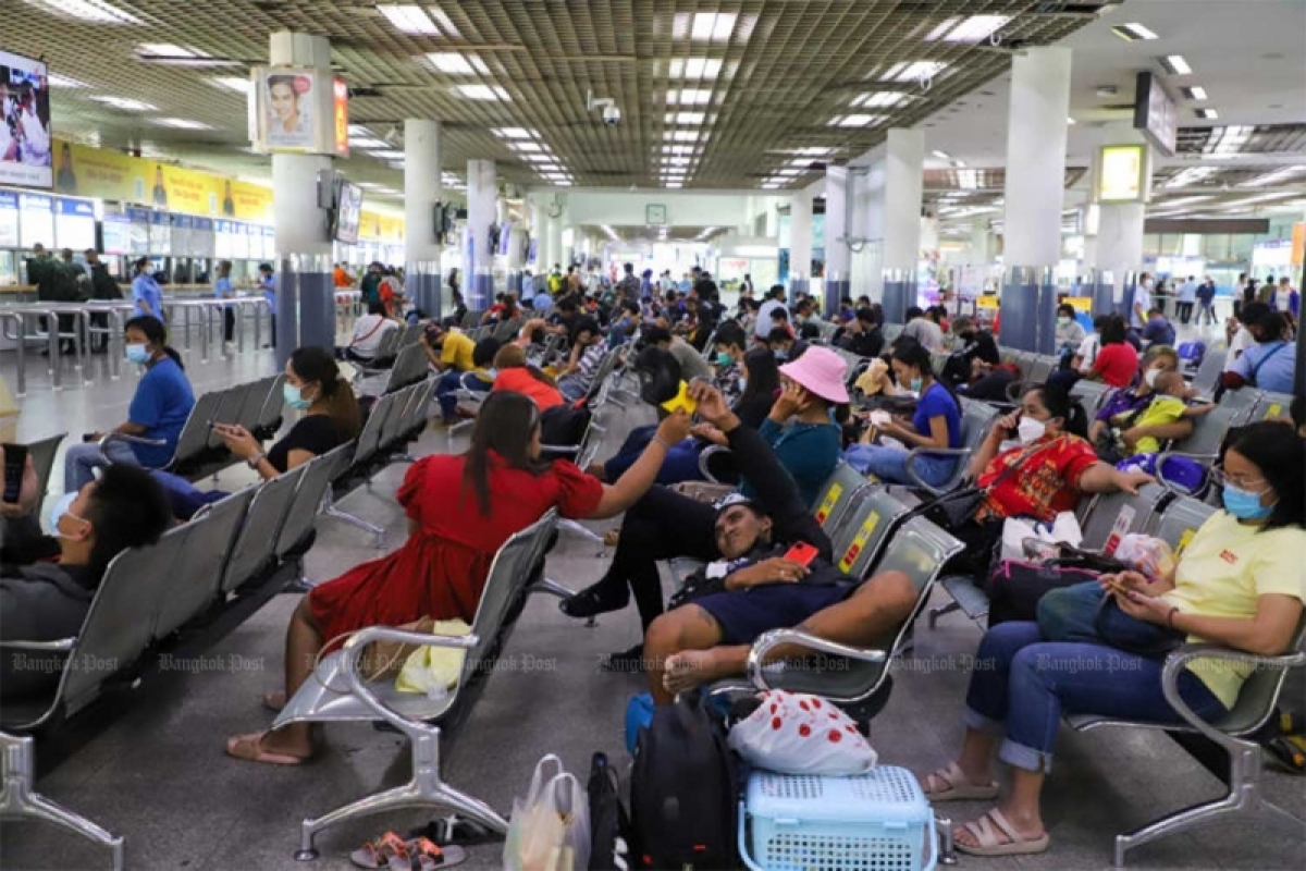 Người dân chờ xe để về quê ở bến xe Mor Chit, Bangkok, hôm 8/4/2022. Ảnh: Bangkok Post