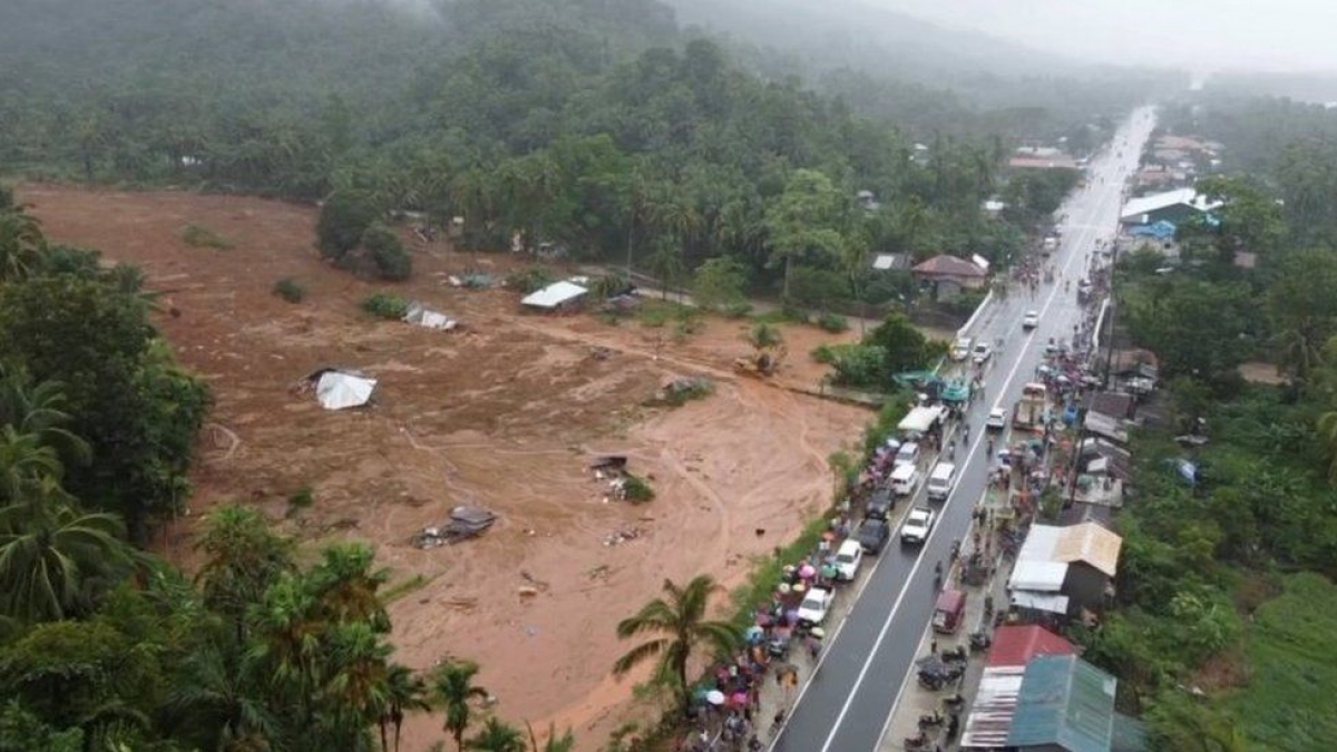 Ngôi làng bị vùi lấp gần thành phố Baybay, tỉnh Layte. Ảnh: Reuters