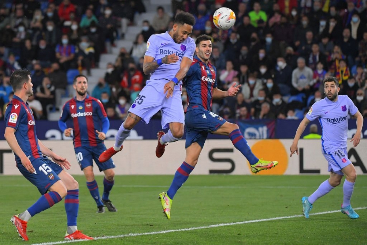 Aubameyang gỡ hoà 1-1 cho Barca ở phút 59. (Ảnh: Getty)