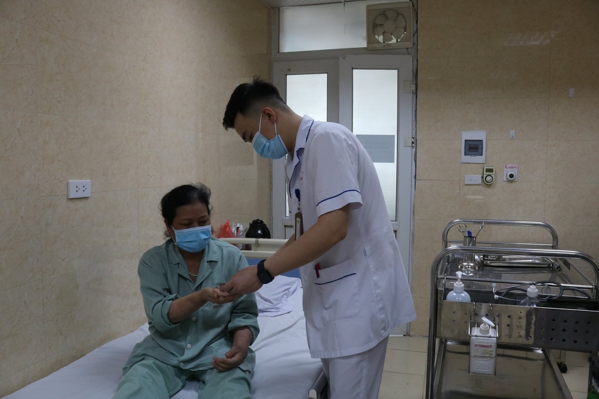 Người bệnh mắc bệnh viêm tủy thị thần kinh được điều trị tại Bệnh viện E. Ảnh: Bệnh viện cung cấp