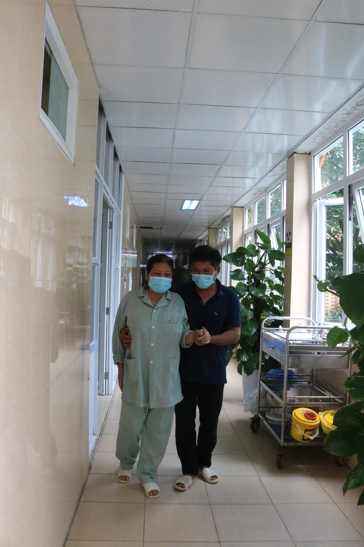 Sau 1 thời gian điều trị, bệnh nhân có thể đi lại được, mắt nhìn thấy và tự chăm sóc bản thân. 