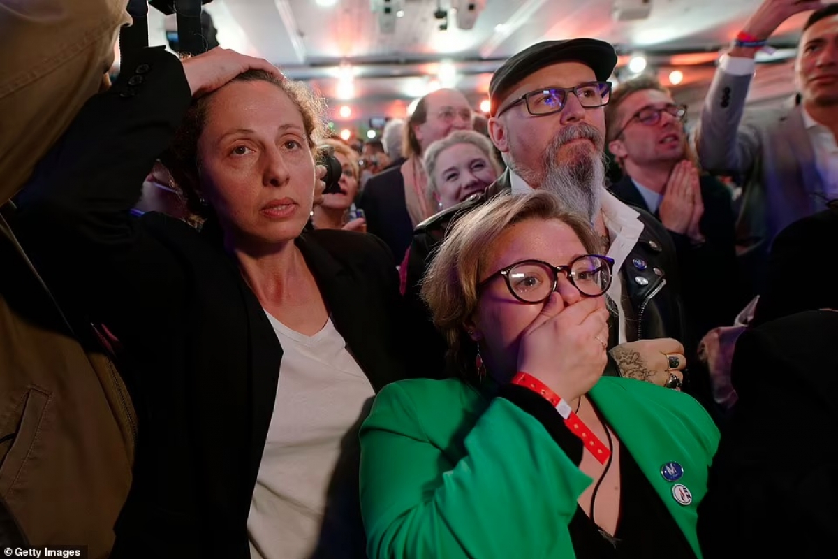 Phản ứng của những người ủng hộ Marine Le Pen khi biết kết quả bầu cử tổng thống Pháp 2022. Ảnh: Getty.