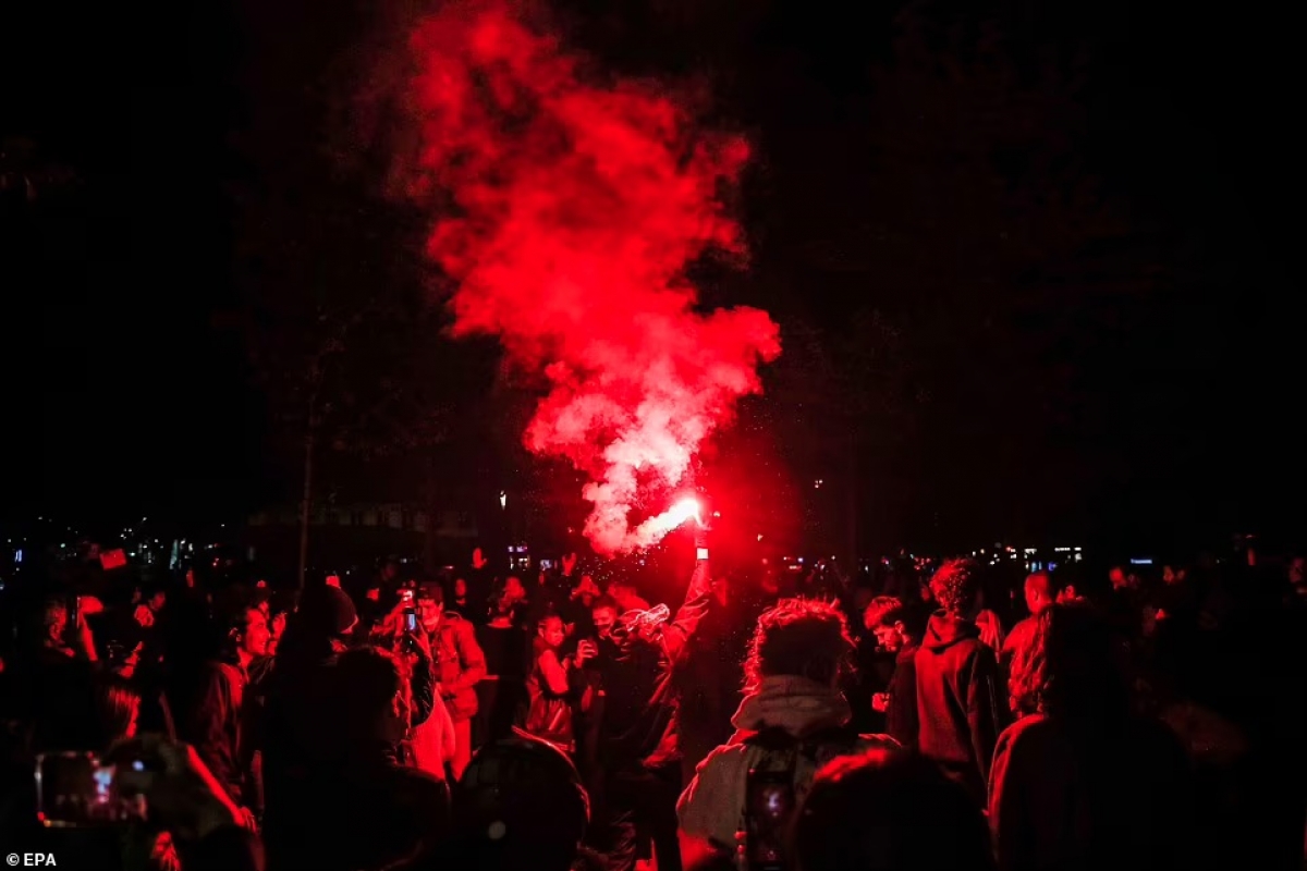 Người biểu tình ở Place de la Republique, Paris, sau khi có thông tin ông Macron đắc cử tổng thống Pháp. Ảnh: EPA.