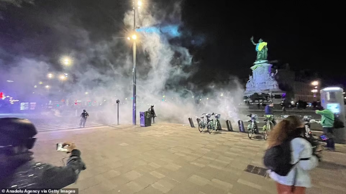Người dân Paris tụ tập ở Place de la Republique để tham gia biểu tình vào tối 24/4. Nơi đây họ đụng độ với cảnh sát chống bạo động. Ảnh: Anadolu.