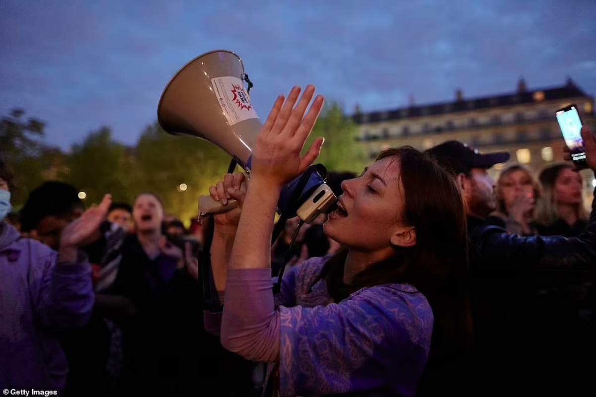 Người biểu tình tụ tập ở Place de la Republique cả trước và sau khi ông Macron tái đắc cử. Ảnh: Getty.