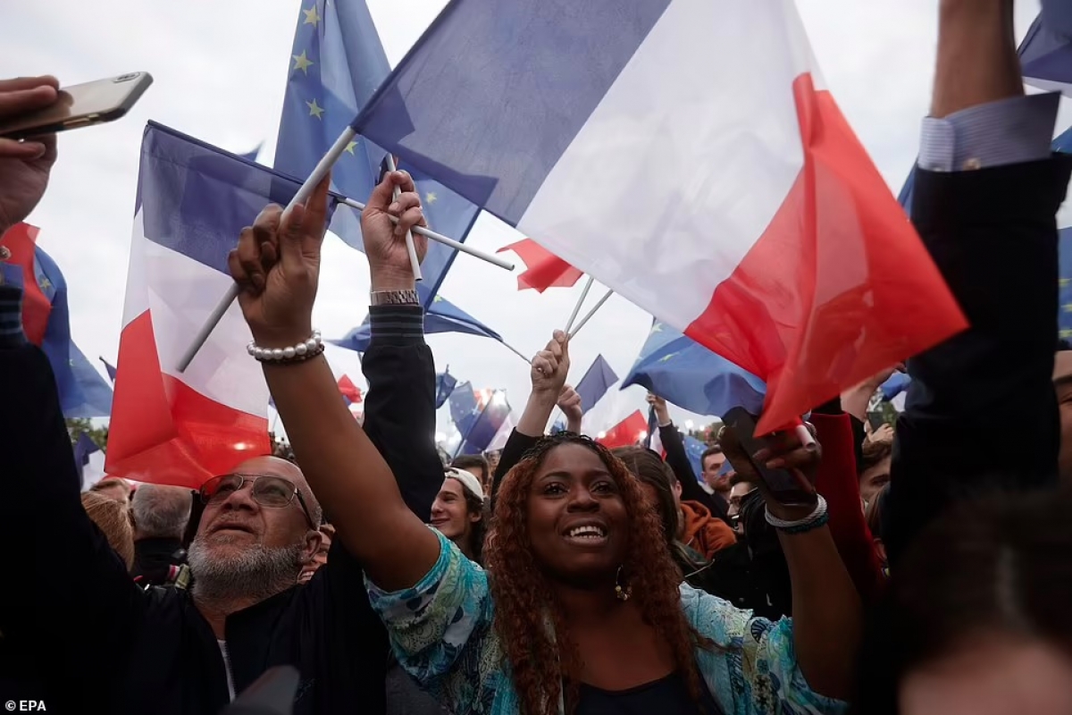Những người ủng hộ đương kim Tổng thống Macron ăn mừng chiến thắng của ông trong cuộc bầu cử 2022. Ảnh: EPA.