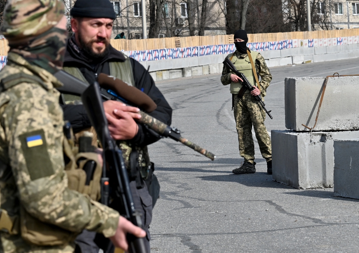 Binh sĩ Ukraine tại một chốt kiểm tra ở ngoại ô thủ đô Kiev ngày 28/3. Ảnh: AFP