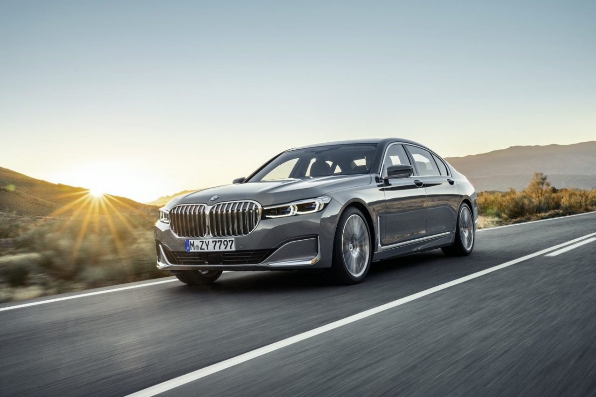 Xe ga full-size hiệu quả nhất – BMW 740i (10,69 L/100 km trong thành phố/ 8,11 L/100 km trên cao tốc): Những chiếc xe lớn không quá tiết kiệm nhiên liệu. Chúng có khối lượng lớn và bị lực cản không khí lớn. Nhưng điều này không ngăn các kỹ sư làm mọi thứ để giúp chúng tiết kiệm nhiên liệu hơn. BMW 740i là một ví dụ tuyệt vời. Chiếc xe có chiều dài hơn 5.257 mm, nặng gần 1.900 kg và có động cơ 335 mã lực nhưng vẫn có thông số tương đối ấn tượng. Chiếc Mercedes-Benz S500 4Matic có thông số gần tương đương nhưng sử dụng hệ thống mild hybrid. Chiếc xe tiếp theo là Nissan Maxima với 11,76 L/100 km trong thành phố và 7,84 L/ 100 km trên cao tốc.