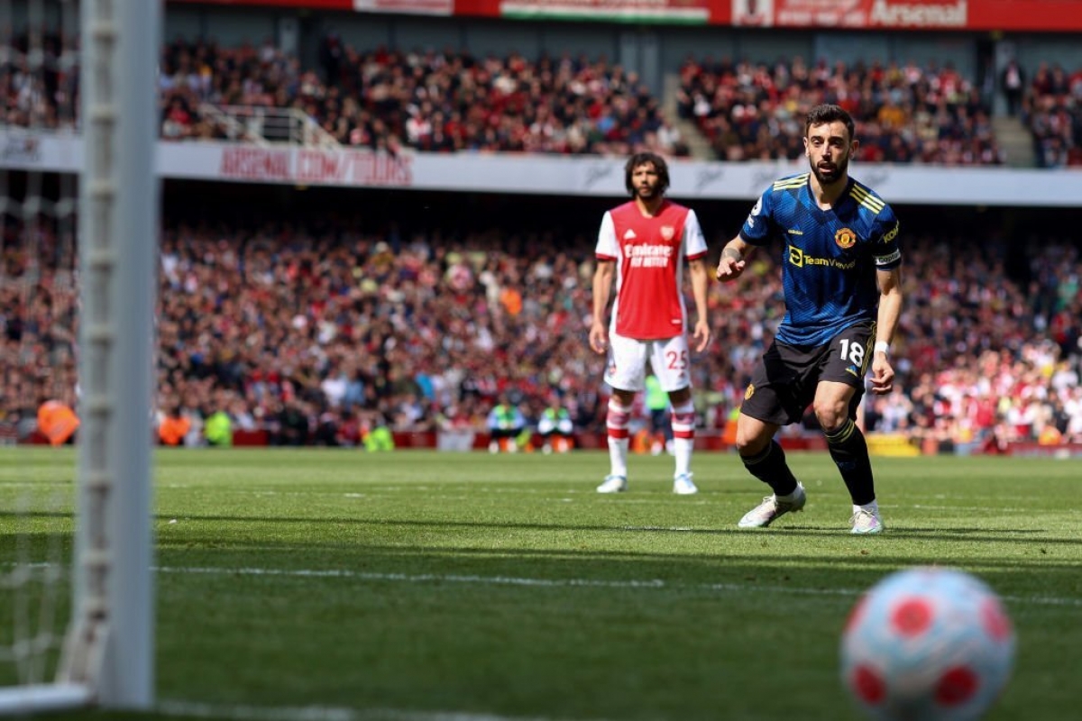 Bruno Fernandes đá hỏng phạt đền trước Arsenal. (Ảnh: Getty)