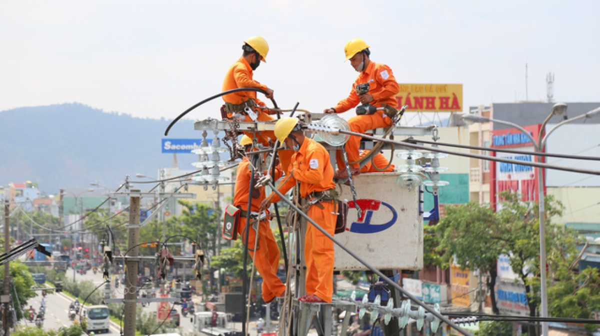 EVNNPC đảm bảo ứng trực 24/24, sẵn sàng vật tư thiết bị dự phòng, nhiên liệu, hệ thống thông tin liên lạc và phương tiện đi lại để đảm bảo kịp thời xử lý khi xảy ra sự cố.